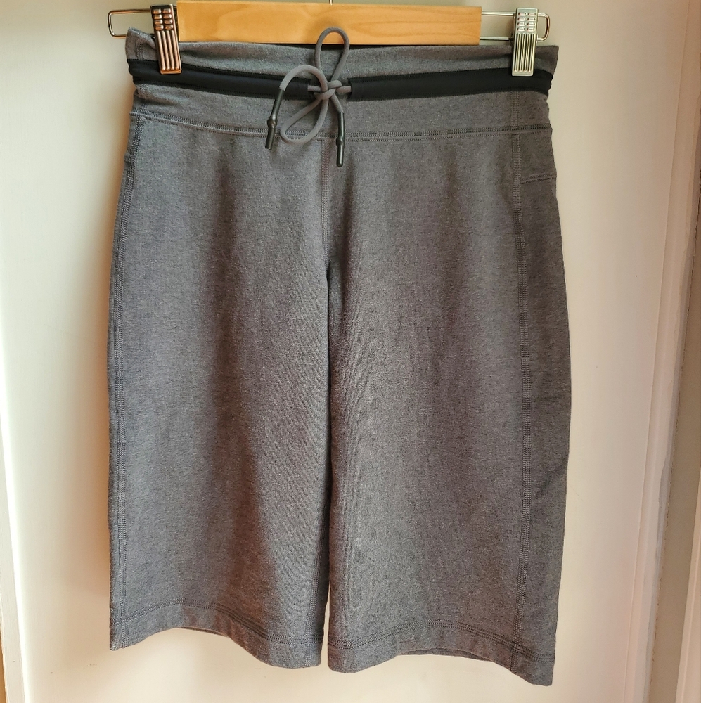 Lululemon Gray Voyage Sweat Crop Bermuda Women Short Pants Size:2